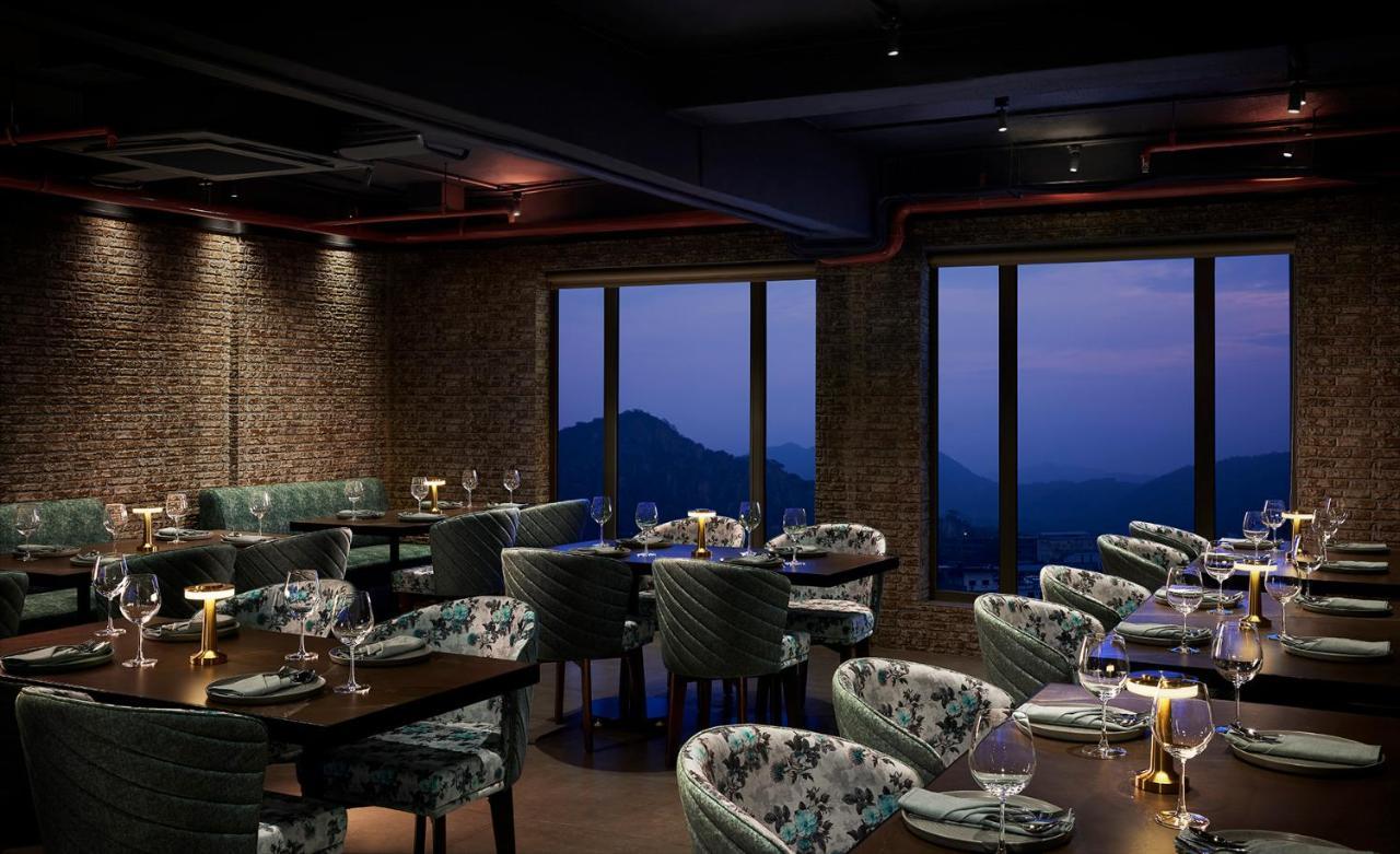 Hyatt Place Jaipur Malviya Nagar Exteriör bild The Peak Lounge