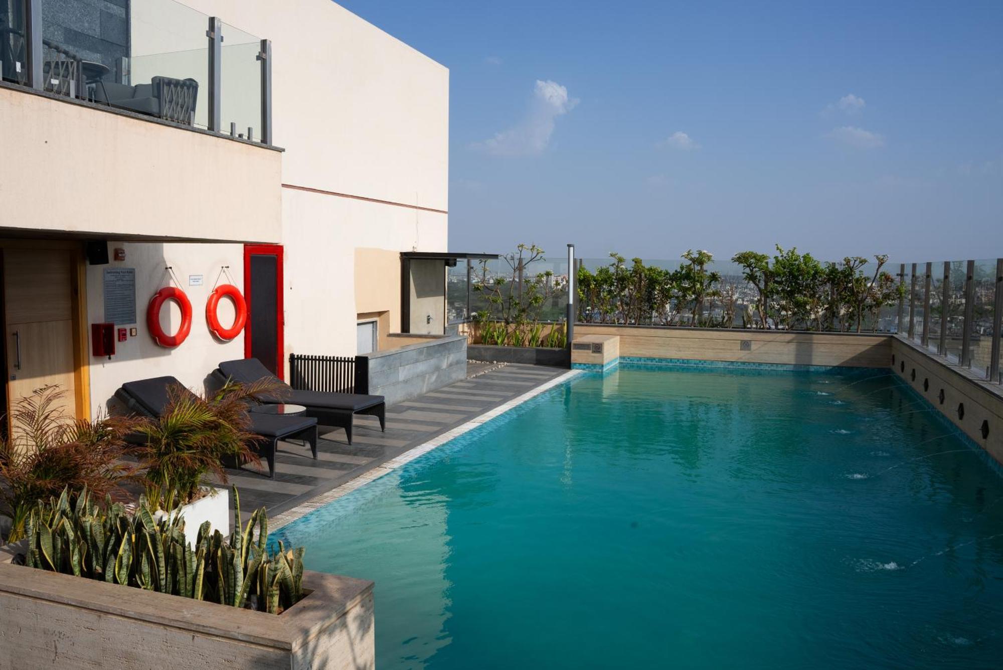 Hyatt Place Jaipur Malviya Nagar Exteriör bild Pool at the hotel